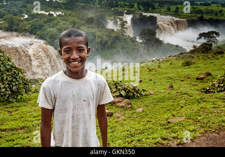 Chutes du Nil bleu, l'ETHIOPIE - SEPT 13, 2013 : Portrait de jeune garçon s'est offert lui-même d'être un guide d'excursion, Tis Issat ou Tissisat Banque D'Images