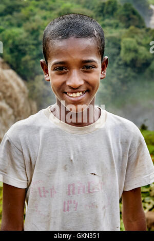 Chutes du Nil bleu, l'ETHIOPIE - SEPT 13, 2013 : Portrait de jeune garçon s'est offert lui-même d'être un guide d'excursion, Tis Issat ou Tissisat Banque D'Images