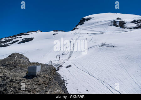 Ascenseur de ski sur glacier du Titlis en été. Aluminium blanc près de soulever les mâts placés pour ralentir la fonte des glaciers. Engelberg, Suisse Banque D'Images