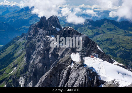 Klein Titlis gare et tour de télécommunications, vu depuis le sommet du Mont Titlis. Engelberg, Suisse. Banque D'Images