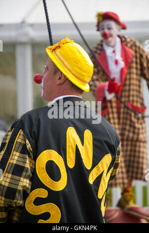 Sonny & Rainbow de divertir la foule en sautant et marcher sur une boule. Comme les deux clowns les plus drôles autour, Gordon Murray et Gary McBeth, peut transformer des situations de la vie quotidienne dans les scénarios drôles. Les foules étaient soufflés par leurs singeries comme le duo réalisé en face d'un enregistrement dernière journée la participation à l'arène showground à la 48e assemblée annuelle Southport Flower Show. Banque D'Images