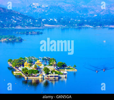 Jag Mandir est un palais construit sur une île du lac Pichola. Il est aussi appelé le 'Lake Palace' le jardin. Banque D'Images