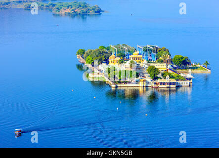 Jag Mandir est un palais construit sur une île du lac Pichola. Il est aussi appelé le 'Lake Palace' le jardin. Banque D'Images