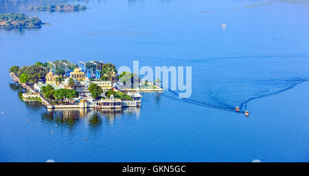 Jag Mandir est un palais construit sur une île du lac Pichola. Il est aussi appelé le 'Lake Palace' le jardin. Banque D'Images