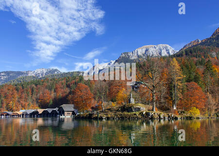 Les hangars à bateaux en bois le long de Königssee / Kings lake à l'automne, le parc national de Berchtesgaden, Alpes bavaroises, Bavière, Allemagne Banque D'Images