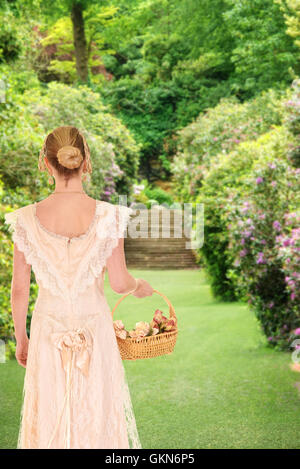 Victorian woman walking in jardin de roses Banque D'Images