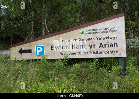 Panneau de bienvenue à l'entrée de Nant Bwlch Yr Arian Visitor Centre Ceredigion Mid Wales Banque D'Images