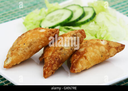 Samosas végétariens croustillant avec salade verte, gros plan Banque D'Images