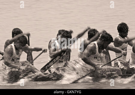 L'image du participant, l'aviron, Snake bateau en mouvement, Nehru boat race day, Allaepy Punnamda, Lac, Kerala Inde Banque D'Images