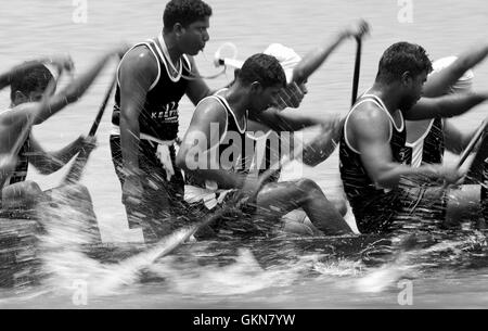 L'image du participant, l'aviron, Snake bateau en mouvement, Nehru boat race day, Allaepy Punnamda, Lac, Kerala Inde Banque D'Images