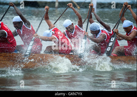 L'image du participant, l'aviron, Snake bateau en mouvement, Nehru boat race day, Allaepy Punnamda, Lac, Kerala Inde Banque D'Images
