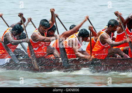 L'image de Snake bateau en mouvement, Nehru boat race day, Allaepy Punnamda, Lac, Kerala Inde Banque D'Images