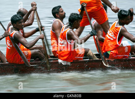 L'image du participant, l'aviron, Snake bateau en mouvement, Nehru boat race day, Allaepy Punnamda, Lac, Kerala Inde Banque D'Images