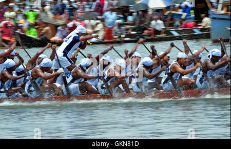 L'image de Snake bateau en mouvement, Nehru boat race day, Allaepy Punnamda, Lac, Kerala Inde Banque D'Images