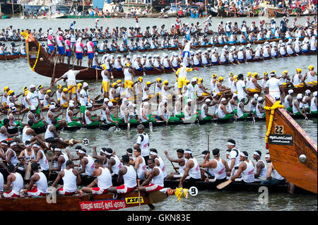 L'image de Snake bateaux dans Nehru boat race day, Allaepy Punnamda, Lac, Kerala Inde Banque D'Images