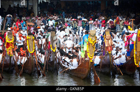 L'image de Snake bateaux dans Nehru boat race day, Allaepy Punnamda, Lac, Kerala Inde Banque D'Images