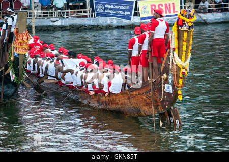 L'image de Snake bateaux dans Nehru boat race day, Allaepy Punnamda, Lac, Kerala Inde Banque D'Images