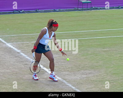 Wimbledon, Angleterre. 2 août 2012. Serena Williams au cours de l'un de ses matches en double aux Jeux olympiques de cet été à Londres en 2012 Banque D'Images