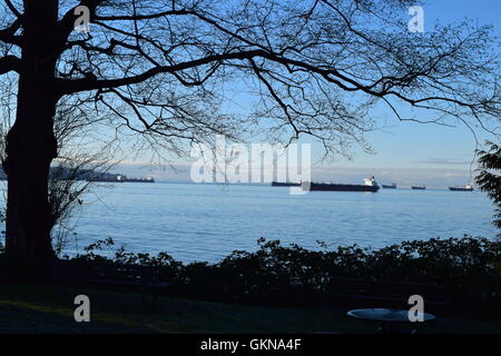 Des navires-citernes dans English Bay, Vancouver - Stanley park Banque D'Images