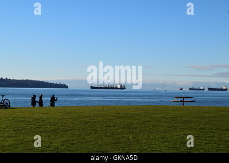 Des navires-citernes dans English Bay, Vancouver - Stanley park Banque D'Images