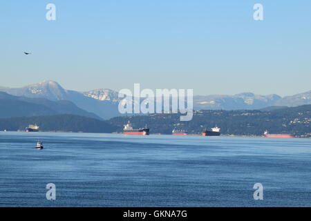 Des navires-citernes dans English Bay, Vancouver - Stanley park Banque D'Images