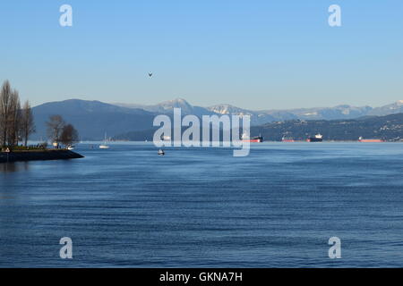 Des navires-citernes dans English Bay, Vancouver - Stanley park Banque D'Images