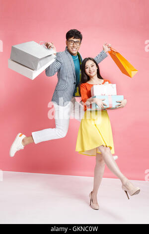 Fashion young couple holding shopping bags Banque D'Images