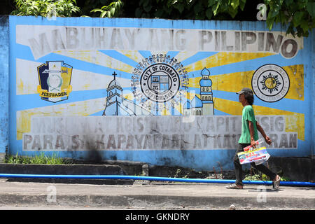 Sceau de la ville de la ville de Cotabato sur un mur à Cotabato. L'île de Mindanao, aux Philippines. Traduction : Longue vie aux Philippines - Chrétiens et Musulmans main dans la main pour la paix et le développement. Banque D'Images