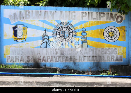 Sceau de la ville de la ville de Cotabato sur un mur à Cotabato. L'île de Mindanao, aux Philippines. Traduction : Longue vie aux Philippines - Chrétiens et Musulmans main dans la main pour la paix et le développement. Banque D'Images