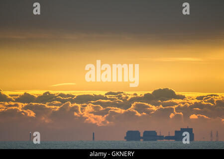 Coucher du soleil à Coquelles avec Power Station dormeur et light house dans l'arrière-plan Banque D'Images