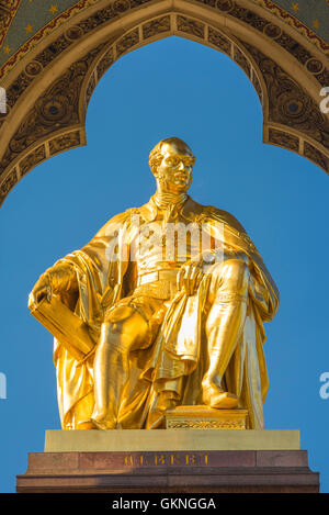 L'architecture victorienne de Londres, détail de la statue d'or sur l'Albert Memorial dans Kensington Gardens, London, UK. Banque D'Images