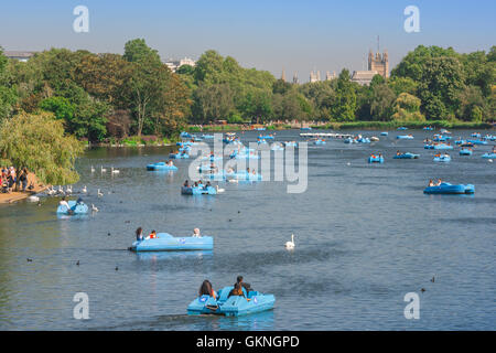 Hyde Park, vue lac Serpentine de touristes dans des bateaux bénéficiant d'un après-midi d'été sur la Serpentine dans Hyde Park, Londres, UK. Banque D'Images