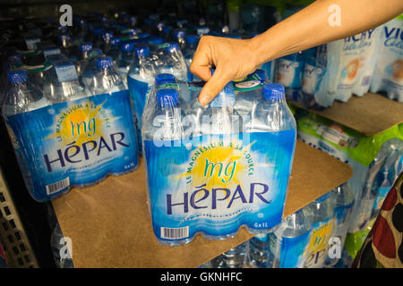 Vaste sélection de bouteilles en plastique d'eau minérale en vente au supermarché de Limoux, Aude, sud de la France. L'été. Banque D'Images