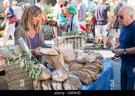 Pain, boulangerie,wc séparés,à Espéraza dimanche,Marché,Aude sud de la France. Une alternative populaire hippie hippie,,collecte de produits frais locaux et des produits ethniques Banque D'Images