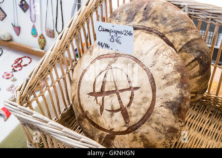 Pain, boulangerie,wc séparés,à Espéraza dimanche,Marché,Aude sud de la France. Une alternative populaire hippie hippie,,collecte de produits frais locaux et des produits ethniques Banque D'Images