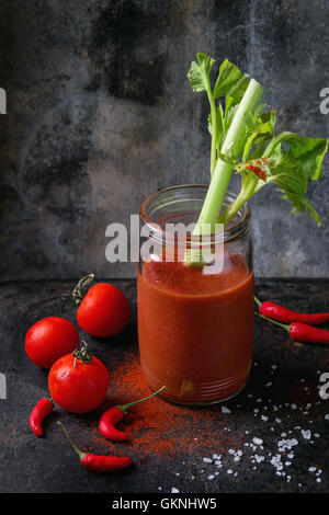 Le jus de tomate et le paprika Banque D'Images