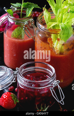 Pots de smoothies rouge Banque D'Images