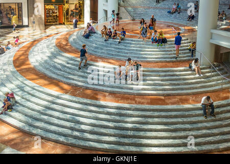 Les touristes de détente sur les marches de marbre de l'hiver jardin atrium dans Brookfield Place à New York City Banque D'Images