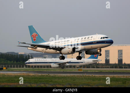 Beijing, Chine - le 19 mai 2016 : un Airbus A319 dans le sud de la Chine avec l'enregistrement B-6040 l'aéroport de Beijing (PEK approches) dans la région de Chi Banque D'Images