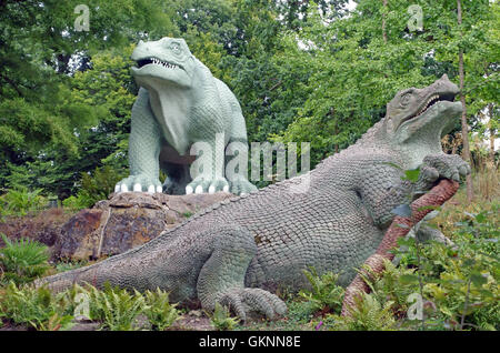 Les chiffres de dinosaures dans la région de Crystal Palace Park, dans le sud de Londres Banque D'Images