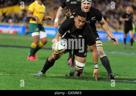 Sydney, Australie. 20e Août, 2016. New Zealand's Jerome Kaino (6) va dans pour marquer un essai lors du premier test-match de rugby entre les wallabies australiens et néo-zélandais tous les Noirs. La Nouvelle-Zélande a gagné le premier match 42-8 au stade ANZ et 1-0 dans la Tooheys New Cup match annuelle à trois séries. Credit : Hugh Peterswald/Pacific Press/Alamy Live News Banque D'Images