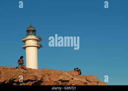 Formentera : vue du Cap de Barbaria phare au coucher du soleil, construit en 1972 et situé à l'extrême pointe sud de l'île Banque D'Images