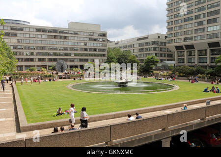 St Thomas' Hospital Gardens sur Albert Embankment, London, England, UK. Banque D'Images