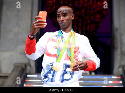 La société britannique Mo Farah avec ses médailles d'or pour la victoire dans l'épreuve du 5000m et 10000m lors d'un photocall à la Chambre, le Parque Lage, Rio de Janeiro. Banque D'Images