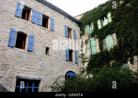 Dans les rues du vieux village de Vézénobres dans le département du Gard. Banque D'Images