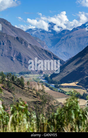 Vue sur la Vallée Sacrée des Incas et la rivière Urubamba à partir d'un point de vue de la route dans la montagne Banque D'Images