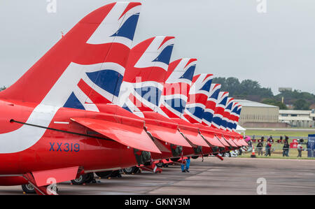 La Royal Air Force 2016 Affichage des flèches rouges jets de l'équipe aligné sur la piste en préparation d'un spectacle. Banque D'Images