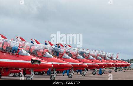 La Royal Air Force 2016 Affichage des flèches rouges jets de l'équipe aligné sur la piste en préparation d'un spectacle. Banque D'Images