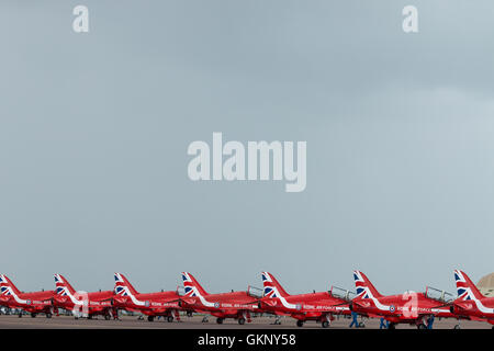 La Royal Air Force 2016 Affichage des flèches rouges jets de l'équipe aligné sur la piste en préparation d'un spectacle. Banque D'Images