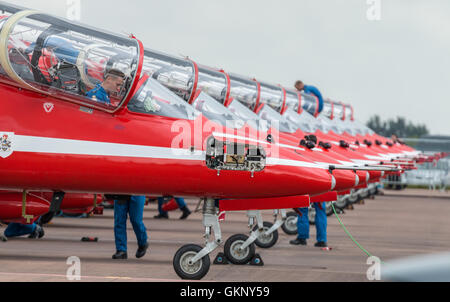 La Royal Air Force 2016 Affichage des flèches rouges jets de l'équipe aligné sur la piste en préparation d'un spectacle. Banque D'Images